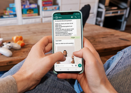 Junge schreibt mit Mino auf WhatsApp Junge schreibt mit Mino auf WhatsApp